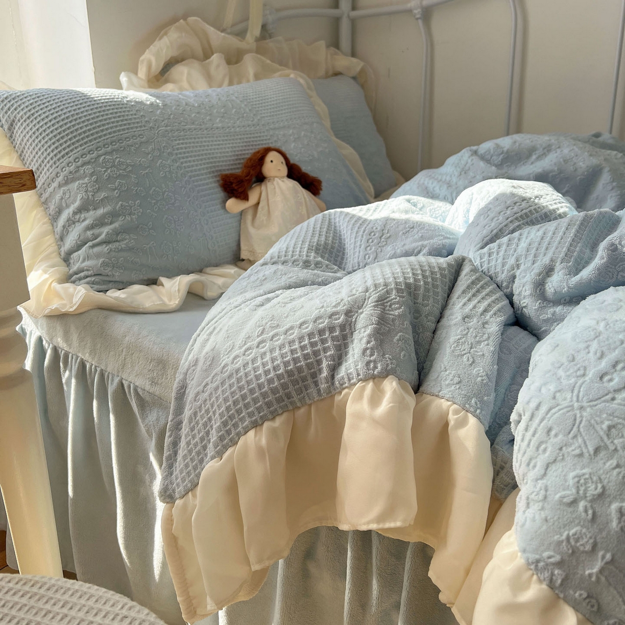 91家纺网 家纺一手货源 找家纺 轻奢坊 2025牛奶绒全消光烂花双层雪纺纱花边四件套-甜糖 甜糖蓝