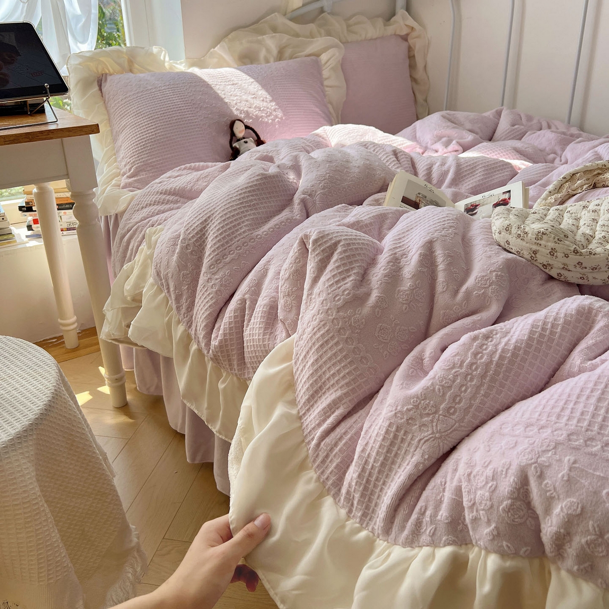 91家纺网 家纺一手货源 找家纺 轻奢坊 2025牛奶绒全消光烂花双层雪纺纱花边四件套-甜糖 甜糖紫