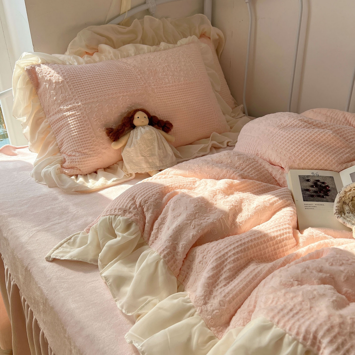 91家纺网 家纺一手货源 找家纺 轻奢坊 2025牛奶绒全消光烂花双层雪纺纱花边四件套-甜糖 甜糖粉