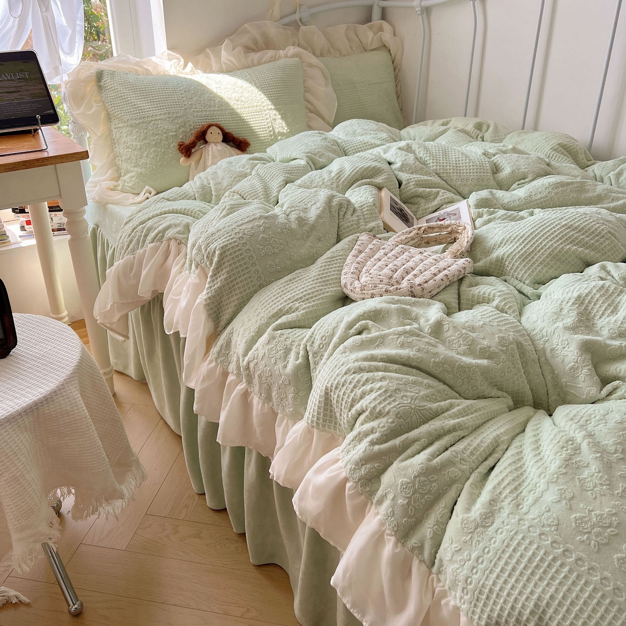 91家纺网 家纺一手货源 找家纺 轻奢坊 2025牛奶绒全消光烂花双层雪纺纱花边四件套-甜糖 甜糖绿