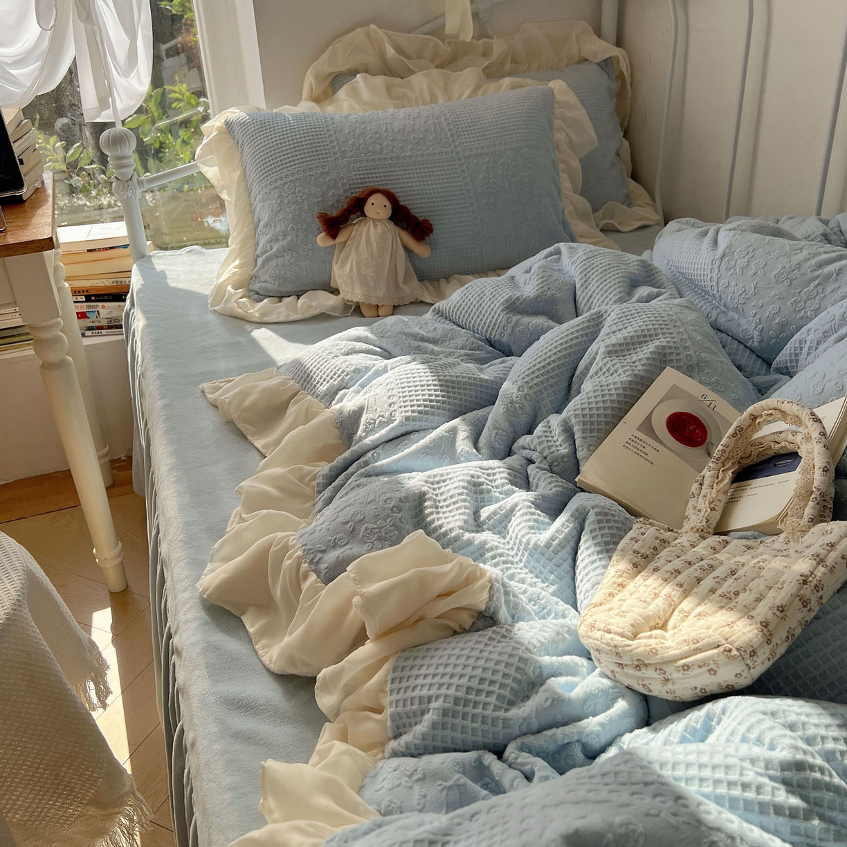 91家纺网 家纺一手货源 找家纺 轻奢坊 2025牛奶绒全消光烂花双层雪纺纱花边四件套-甜糖 甜糖蓝