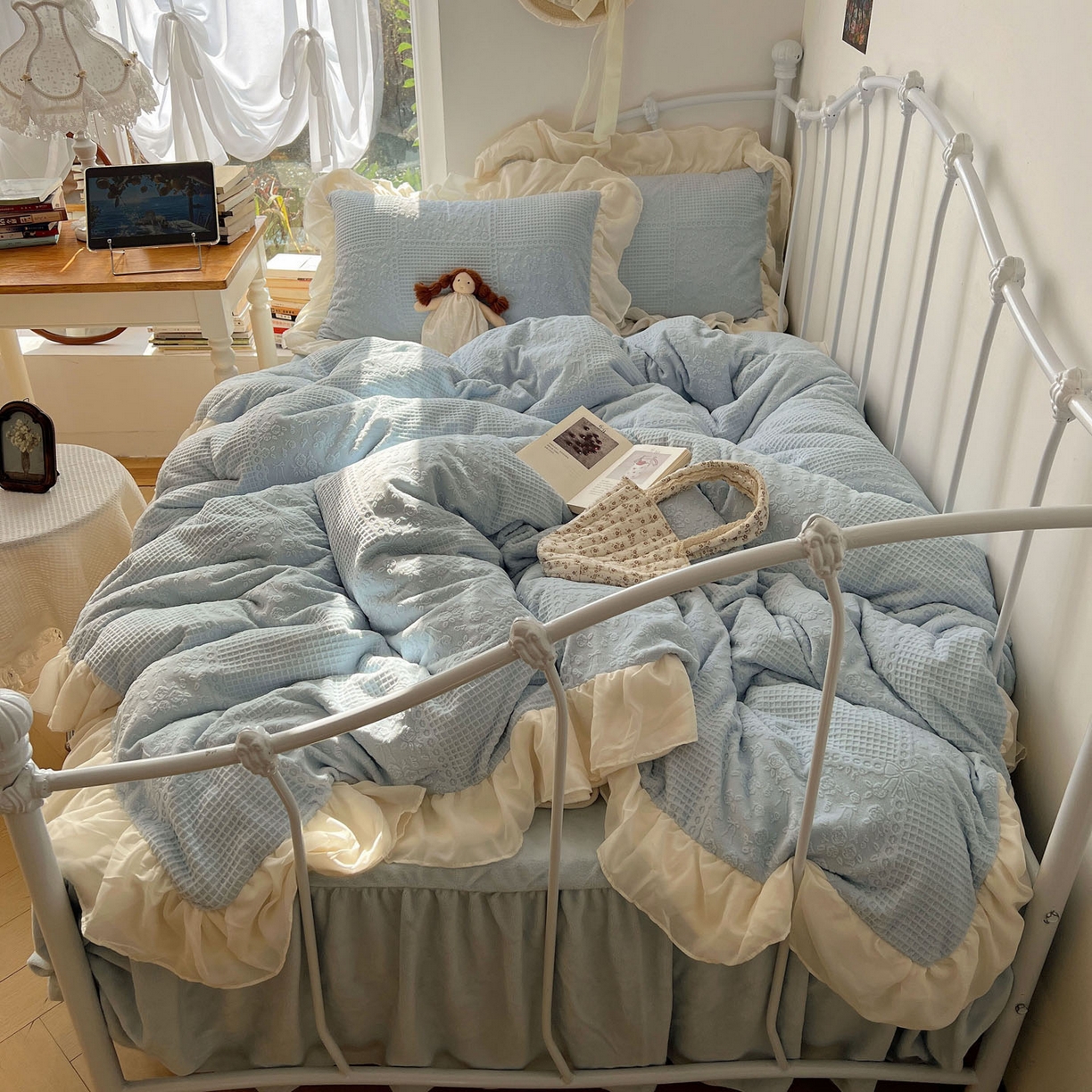 91家纺网 家纺一手货源 找家纺 轻奢坊 2025牛奶绒全消光烂花双层雪纺纱花边四件套-甜糖 甜糖蓝