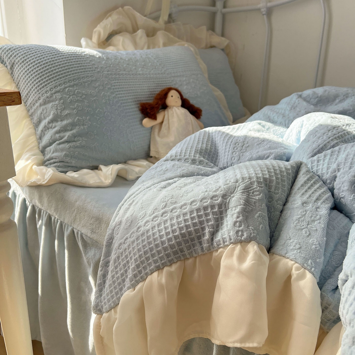 91家纺网 家纺一手货源 找家纺 轻奢坊 2025牛奶绒全消光烂花双层雪纺纱花边四件套-甜糖 甜糖蓝