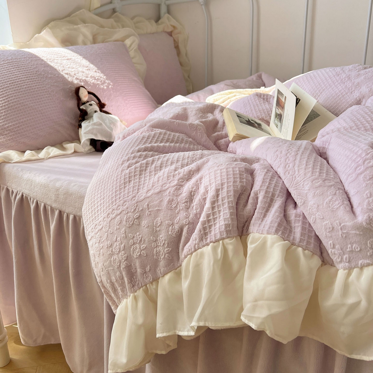 91家纺网 家纺一手货源 找家纺 轻奢坊 2025牛奶绒全消光烂花双层雪纺纱花边四件套-甜糖 甜糖紫