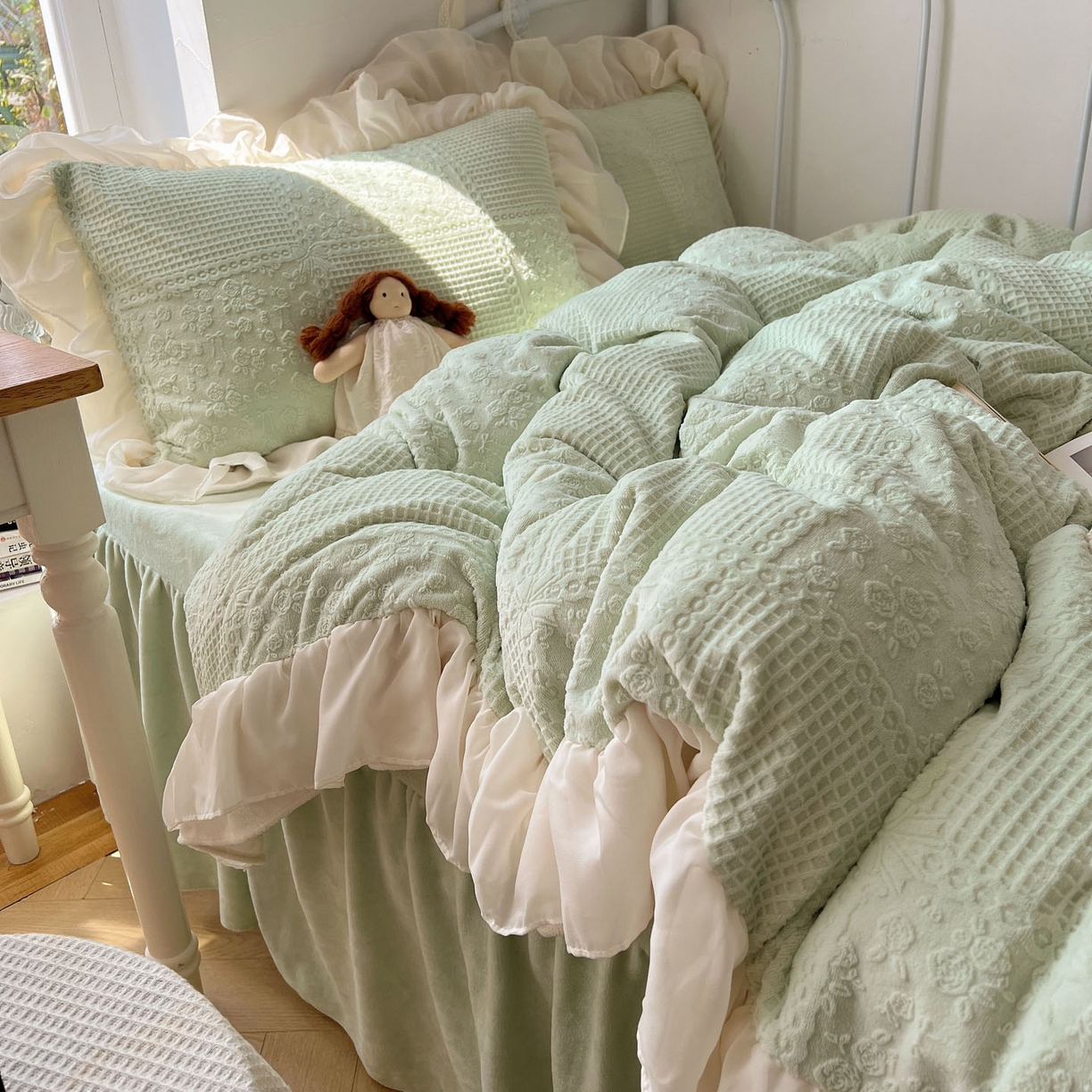 91家纺网 家纺一手货源 找家纺 轻奢坊 2025牛奶绒全消光烂花双层雪纺纱花边四件套-甜糖 甜糖绿