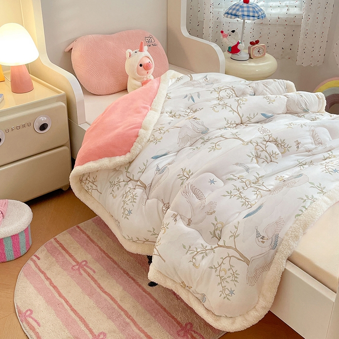 91家纺网 家纺一手货源 找家纺 丝涟家居 2025新款A类恒温棉云朵被小版 捕梦天鹅白