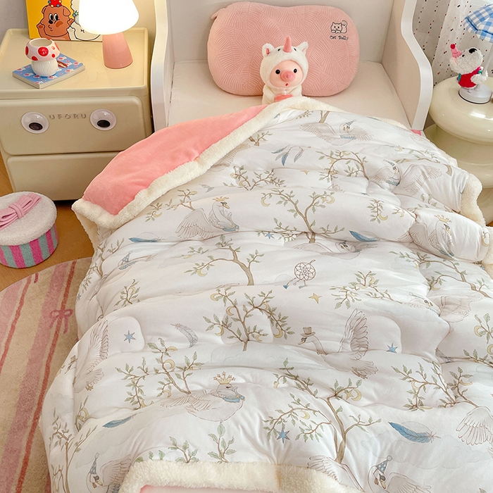 91家纺网 家纺一手货源 找家纺 丝涟家居 2025新款A类恒温棉云朵被小版 捕梦天鹅白