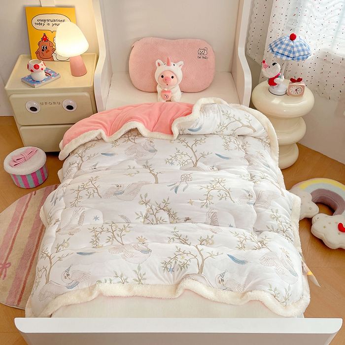 91家纺网 家纺一手货源 找家纺 丝涟家居 2025新款A类恒温棉云朵被小版 捕梦天鹅白