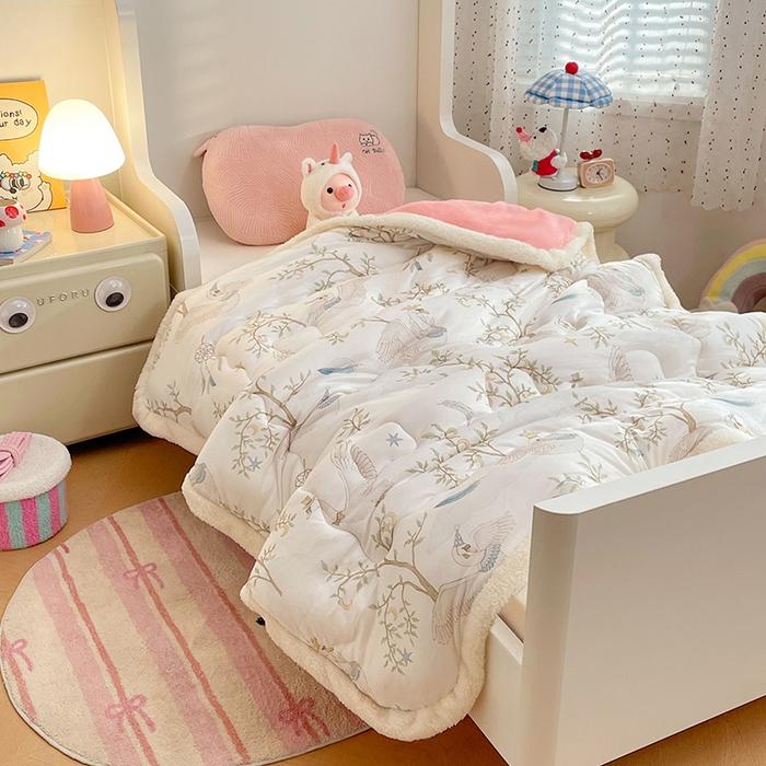 91家纺网 家纺一手货源 找家纺 丝涟家居 2025新款A类恒温棉云朵被小版 捕梦天鹅白