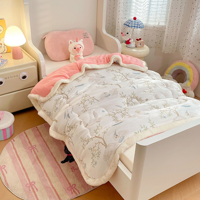 91家纺网 家纺一手货源 找家纺 丝涟家居 2025新款A类恒温棉云朵被小版 捕梦天鹅白