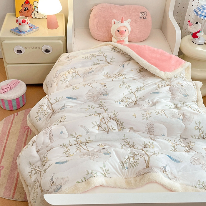 91家纺网 家纺一手货源 找家纺 丝涟家居 2025新款A类恒温棉云朵被小版 捕梦天鹅白