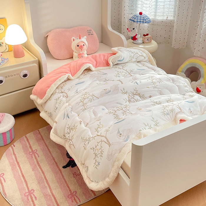 91家纺网 家纺一手货源 找家纺 丝涟家居 2025新款A类恒温棉云朵被小版 捕梦天鹅白