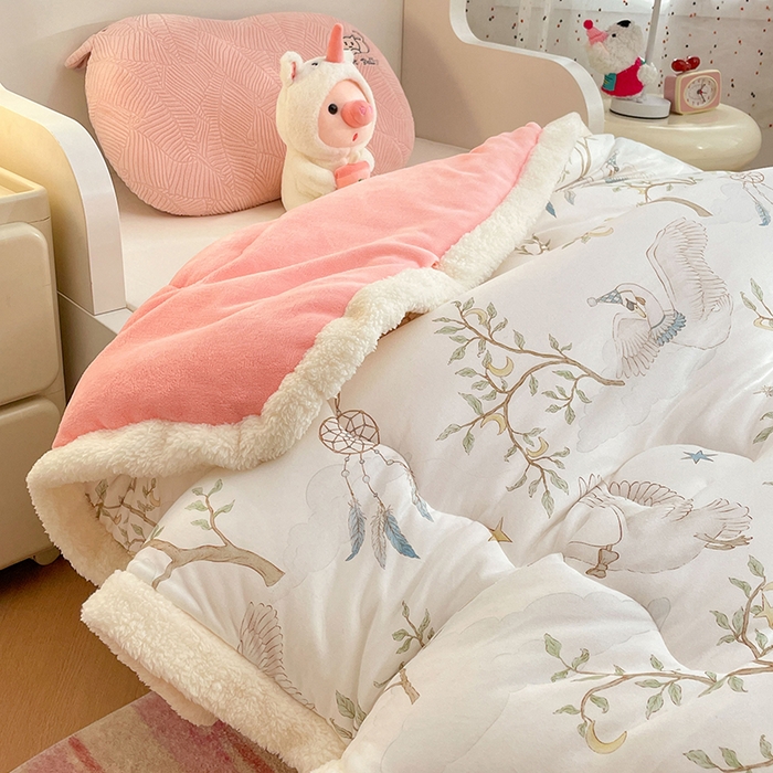 91家纺网 家纺一手货源 找家纺 丝涟家居 2025新款A类恒温棉云朵被小版 捕梦天鹅白