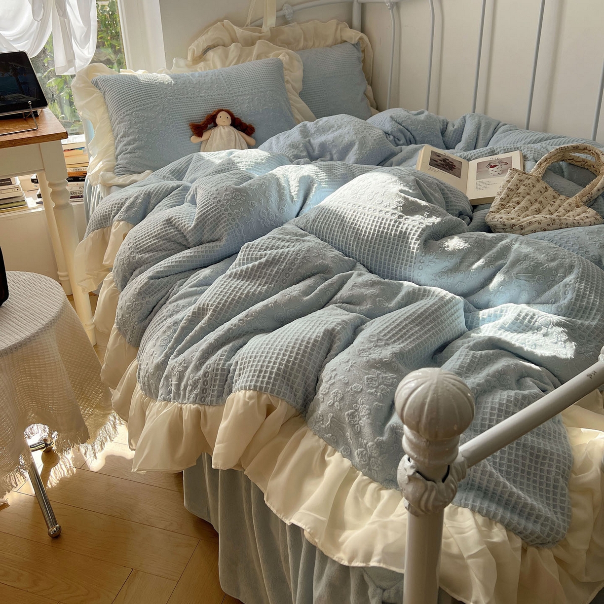 91家纺网 家纺一手货源 找家纺 轻奢坊 2025牛奶绒全消光烂花双层雪纺纱花边四件套-甜糖 甜糖蓝