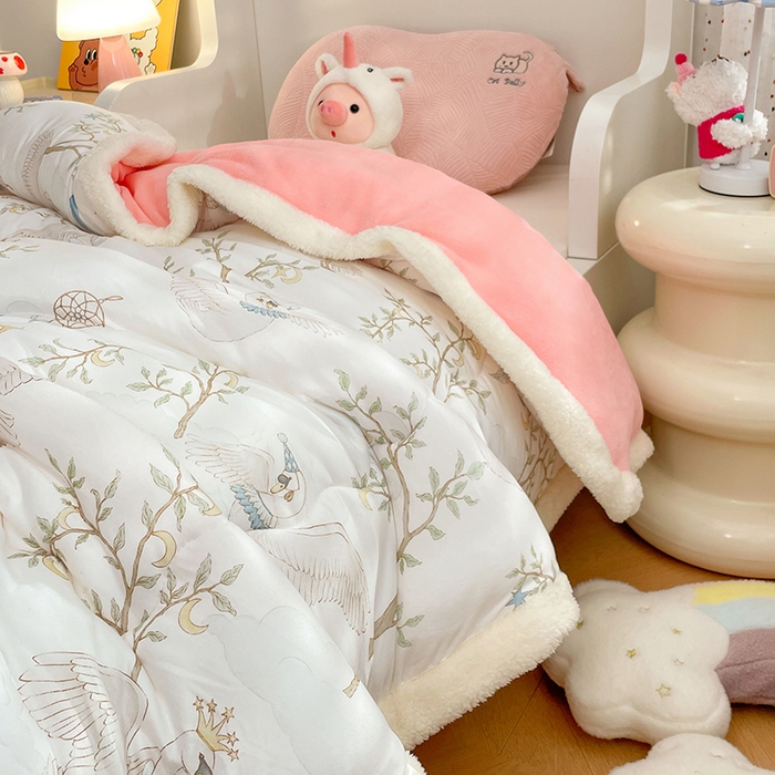 91家纺网 家纺一手货源 找家纺 丝涟家居 2025新款A类恒温棉云朵被小版 捕梦天鹅白