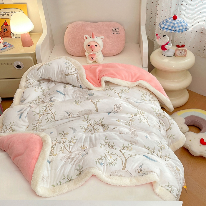 91家纺网 家纺一手货源 找家纺 丝涟家居 2025新款A类恒温棉云朵被小版 捕梦天鹅白