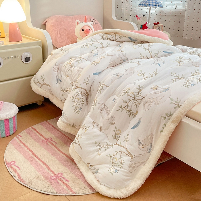 91家纺网 家纺一手货源 找家纺 丝涟家居 2025新款A类恒温棉云朵被小版 捕梦天鹅白