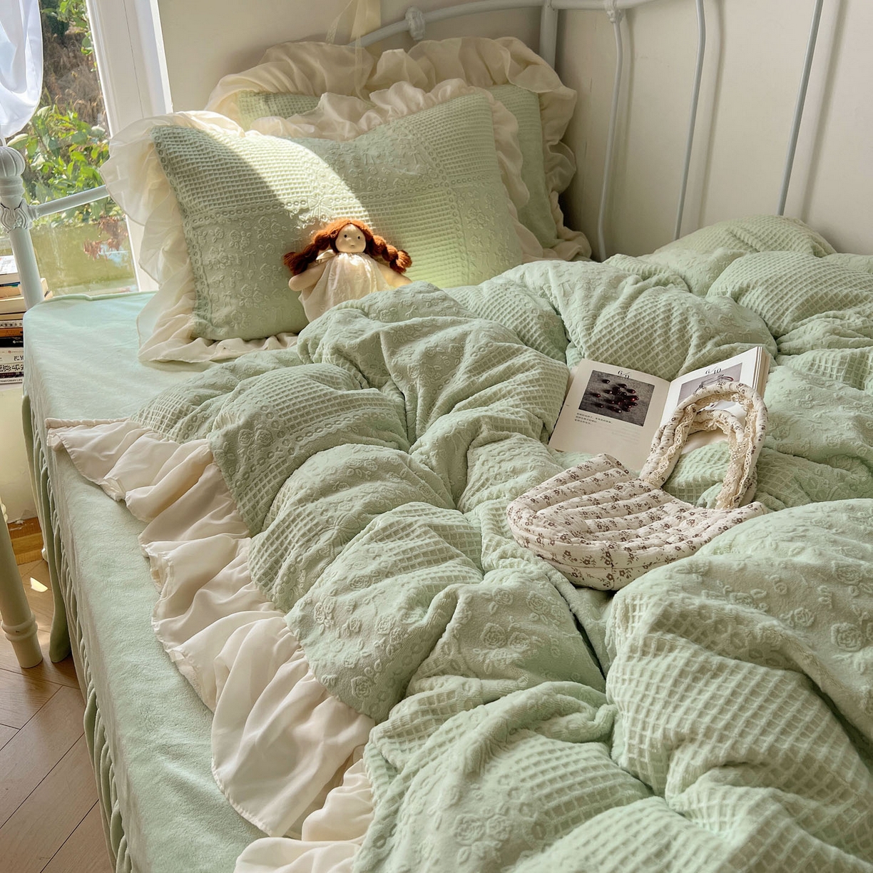 91家纺网 家纺一手货源 找家纺 轻奢坊 2025牛奶绒全消光烂花双层雪纺纱花边四件套-甜糖 甜糖绿