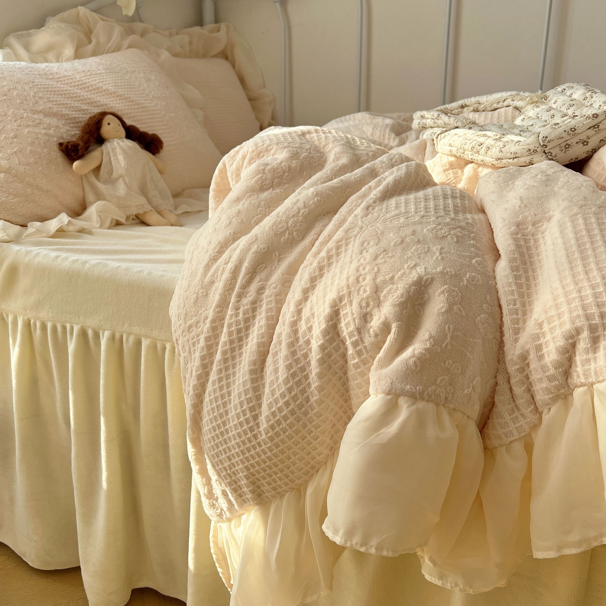 91家纺网 家纺一手货源 找家纺 轻奢坊 2025牛奶绒全消光烂花双层雪纺纱花边四件套-甜糖 甜糖米