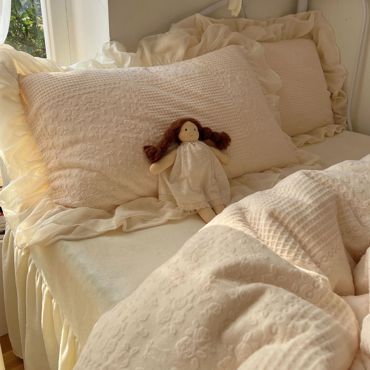 91家纺网 家纺一手货源 找家纺 轻奢坊 2025牛奶绒全消光烂花双层雪纺纱花边四件套-甜糖 甜糖米