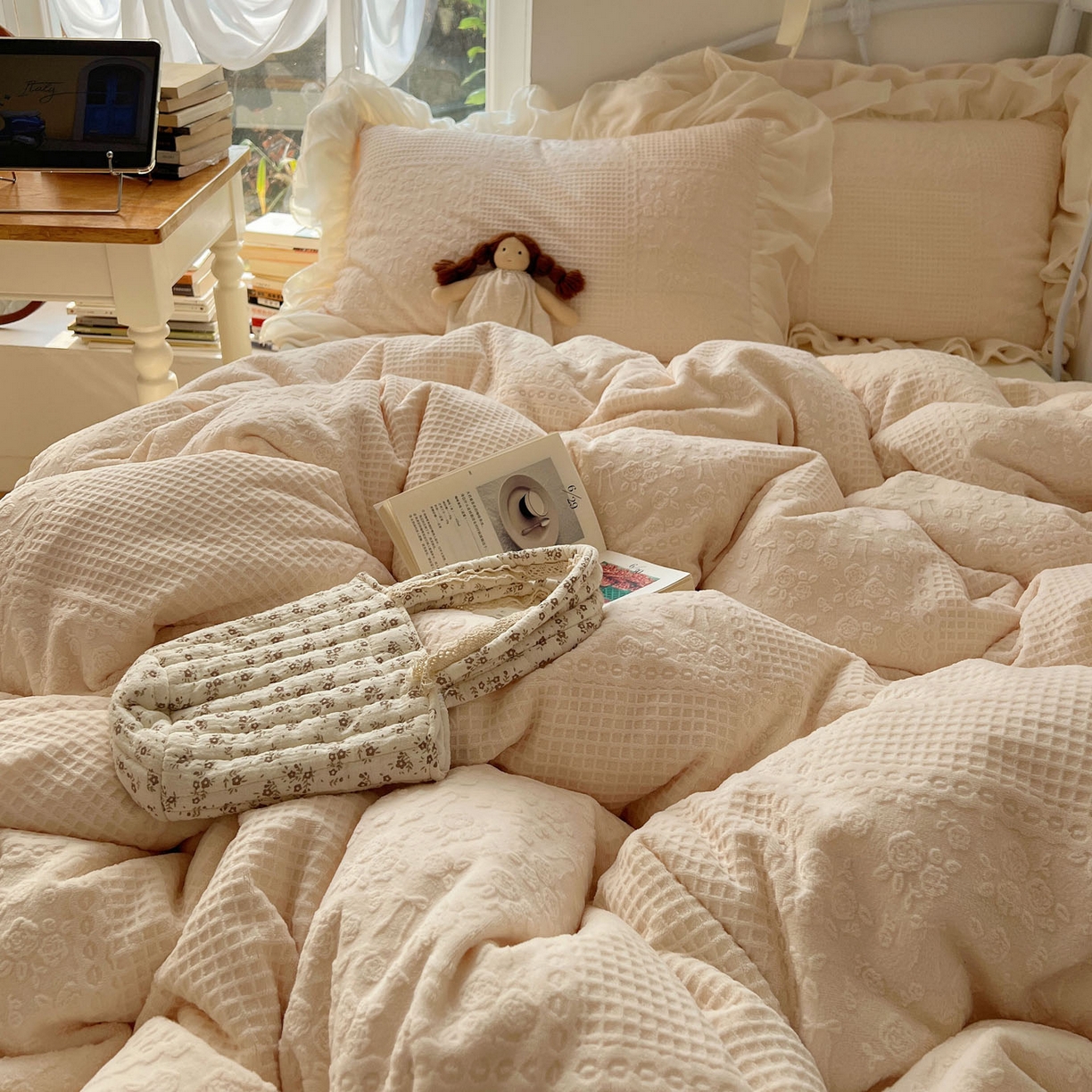 91家纺网 家纺一手货源 找家纺 轻奢坊 2025牛奶绒全消光烂花双层雪纺纱花边四件套-甜糖 甜糖米