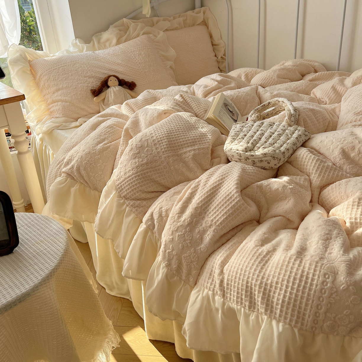 91家纺网 家纺一手货源 找家纺 轻奢坊 2025牛奶绒全消光烂花双层雪纺纱花边四件套-甜糖 甜糖米