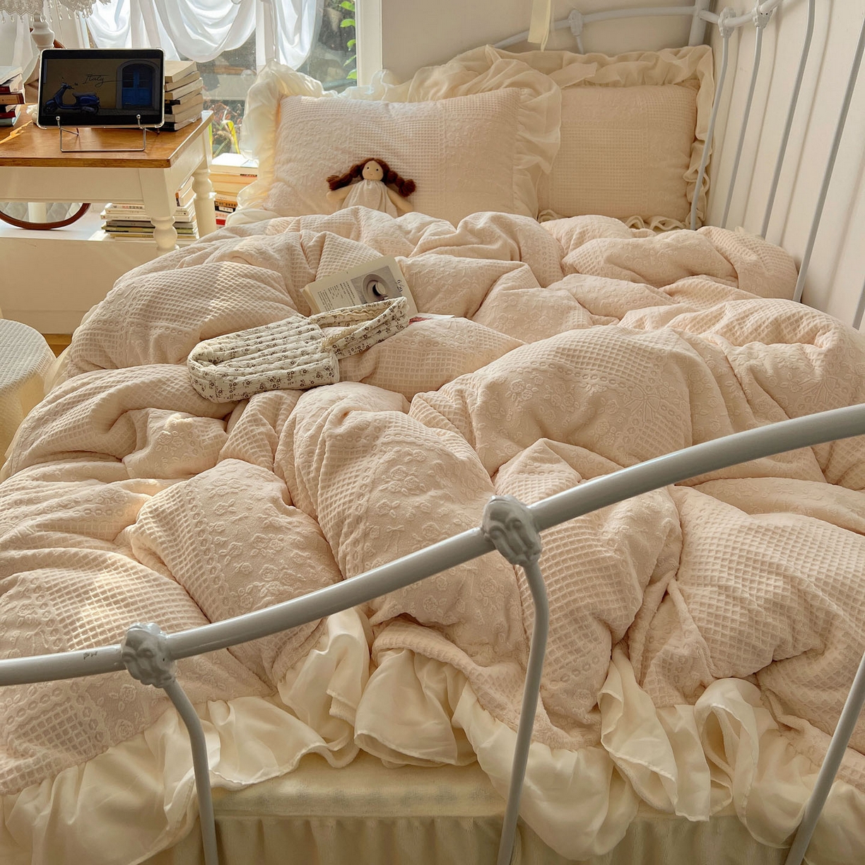 91家纺网 家纺一手货源 找家纺 轻奢坊 2025牛奶绒全消光烂花双层雪纺纱花边四件套-甜糖 甜糖米