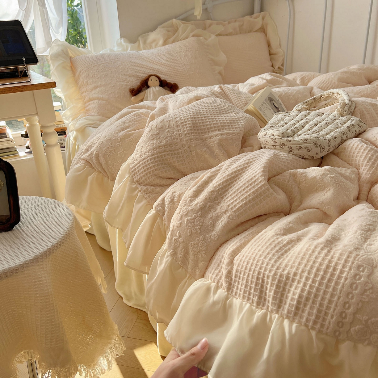 91家纺网 家纺一手货源 找家纺 轻奢坊 2025牛奶绒全消光烂花双层雪纺纱花边四件套-甜糖 甜糖米