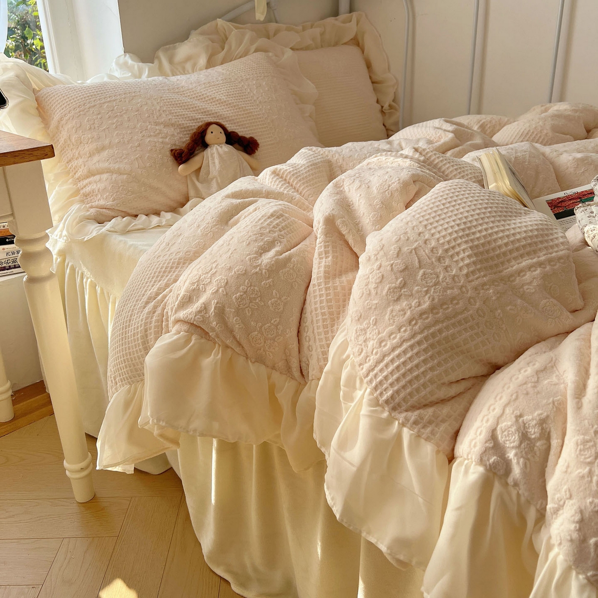 91家纺网 家纺一手货源 找家纺 轻奢坊 2025牛奶绒全消光烂花双层雪纺纱花边四件套-甜糖 甜糖米