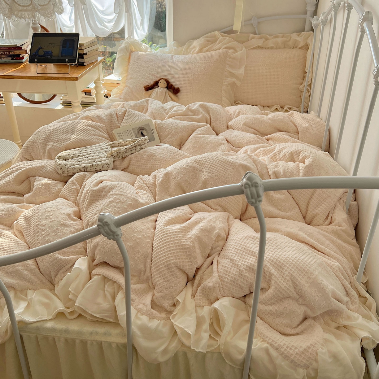 91家纺网 家纺一手货源 找家纺 轻奢坊 2025牛奶绒全消光烂花双层雪纺纱花边四件套-甜糖 甜糖米