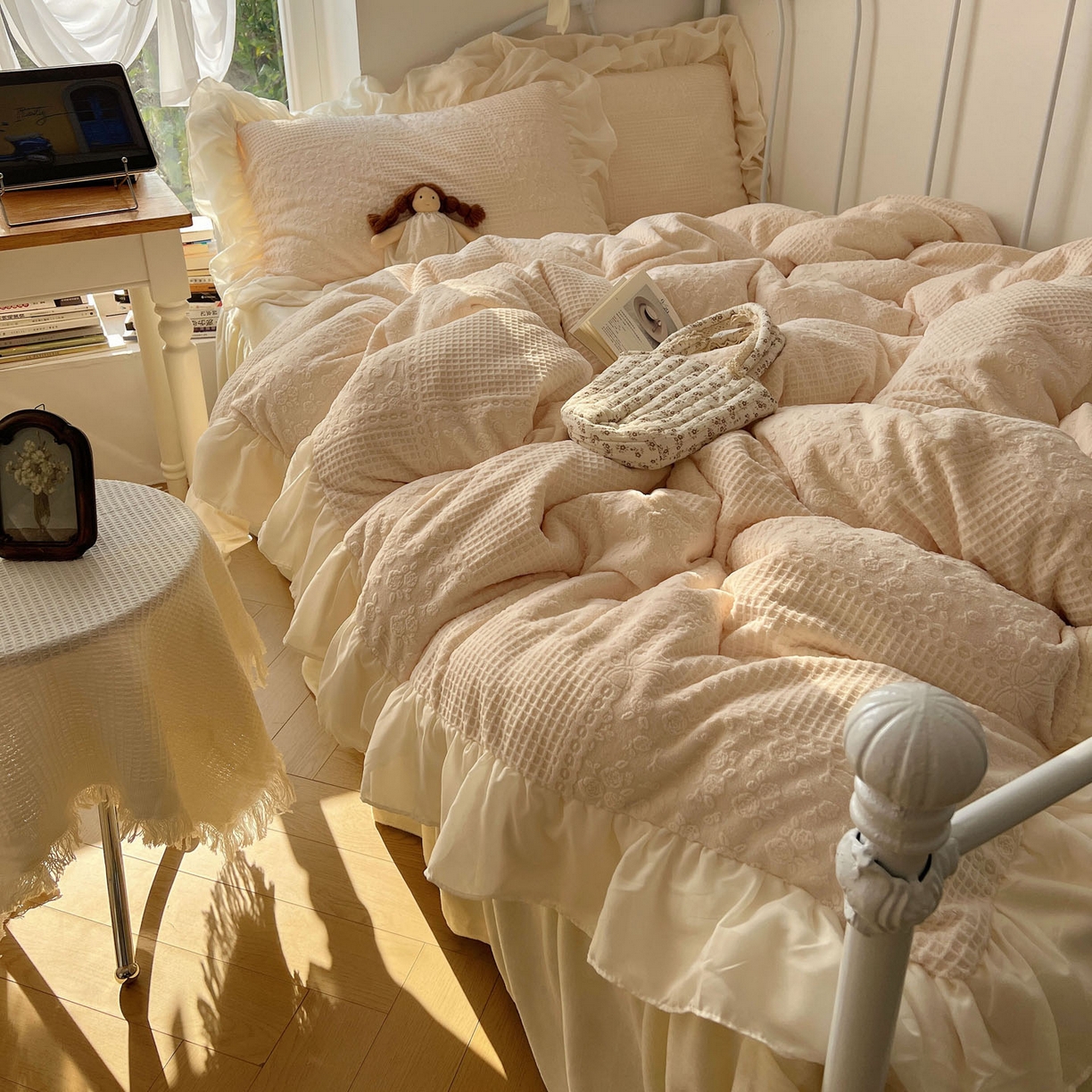 91家纺网 家纺一手货源 找家纺 轻奢坊 2025牛奶绒全消光烂花双层雪纺纱花边四件套-甜糖 甜糖米