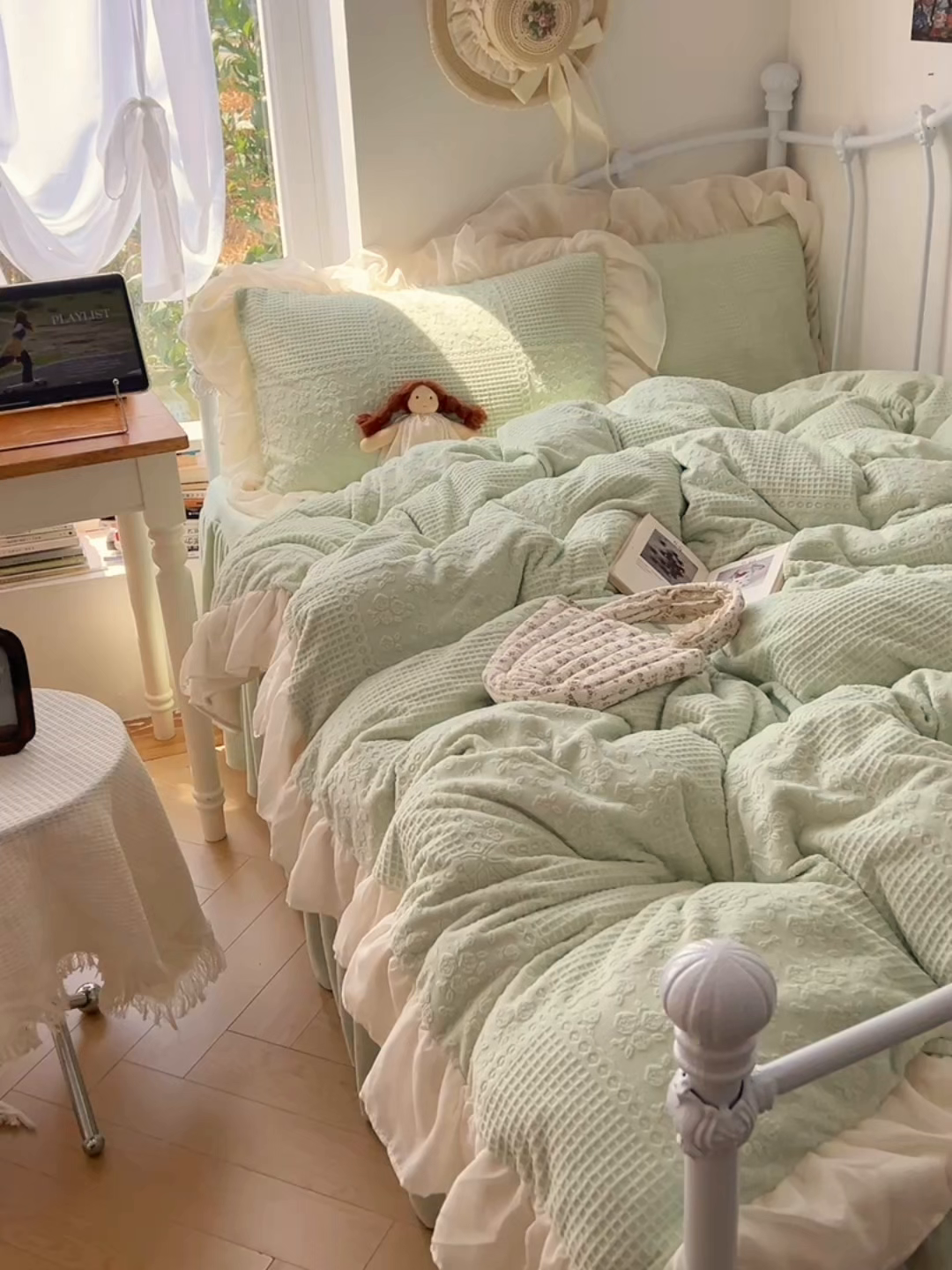 91家纺网 家纺一手货源 找家纺 轻奢坊 2025牛奶绒全消光烂花双层雪纺纱花边四件套-甜糖 甜糖绿