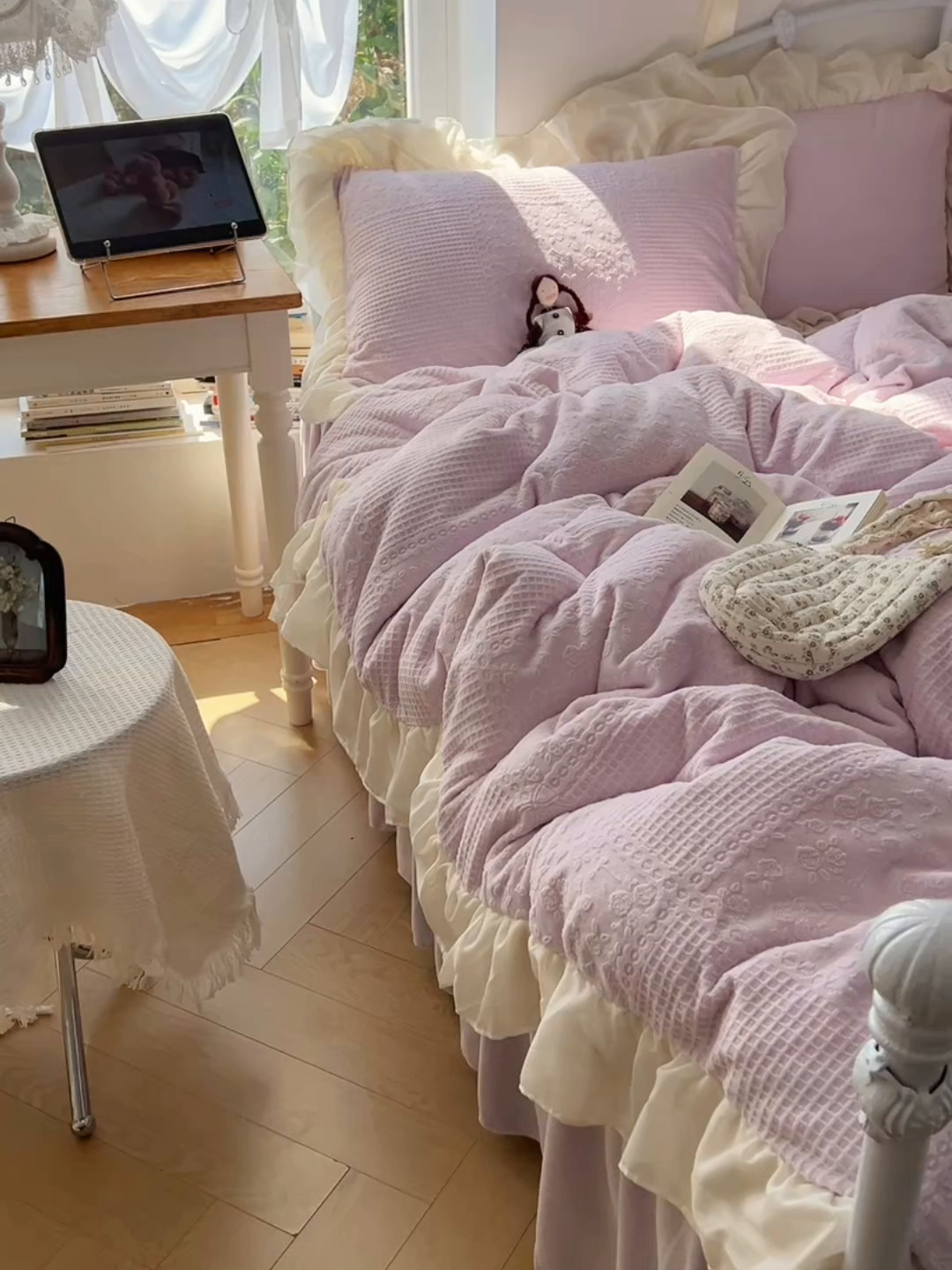 91家纺网 家纺一手货源 找家纺 轻奢坊 2025牛奶绒全消光烂花双层雪纺纱花边四件套-甜糖 甜糖紫