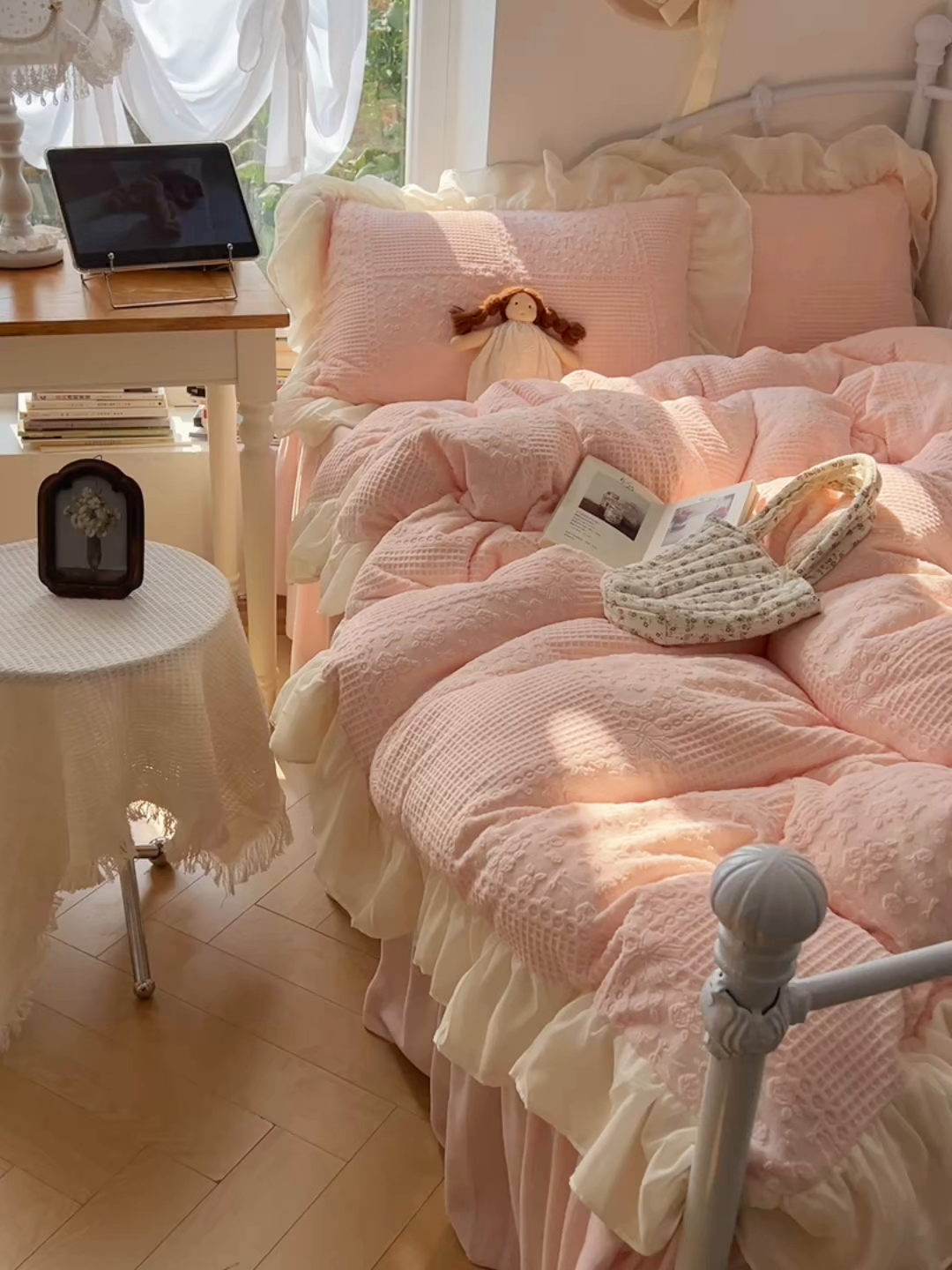 91家纺网 家纺一手货源 找家纺 轻奢坊 2025牛奶绒全消光烂花双层雪纺纱花边四件套-甜糖 甜糖粉