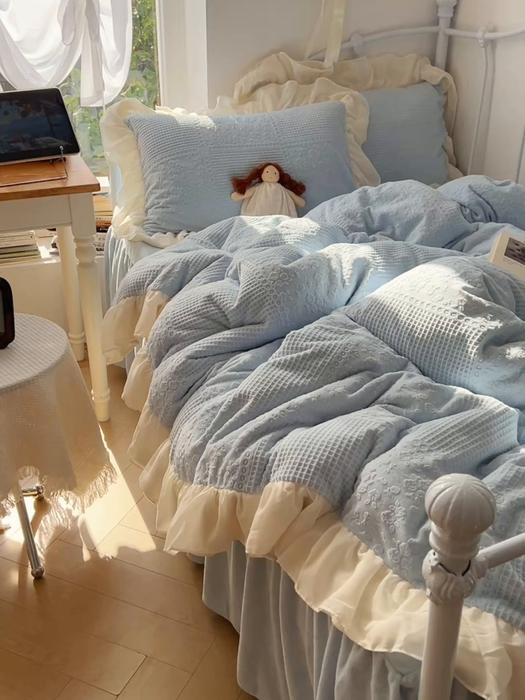 91家纺网 家纺一手货源 找家纺 轻奢坊 2025牛奶绒全消光烂花双层雪纺纱花边四件套-甜糖 甜糖蓝