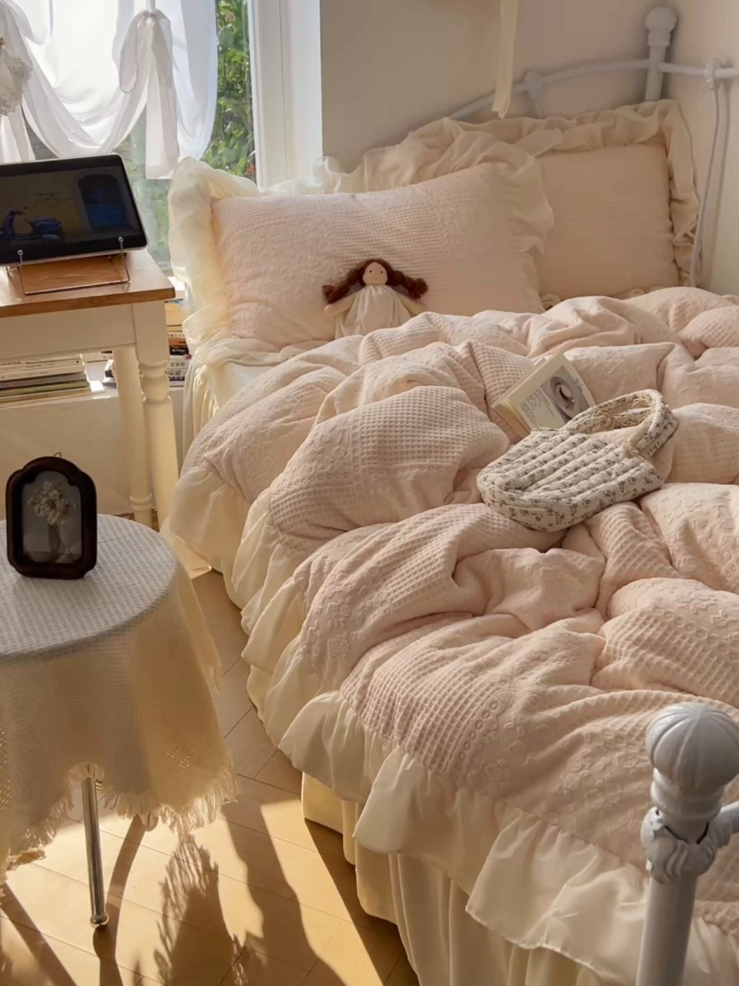 91家纺网 家纺一手货源 找家纺 轻奢坊 2025牛奶绒全消光烂花双层雪纺纱花边四件套-甜糖 甜糖米