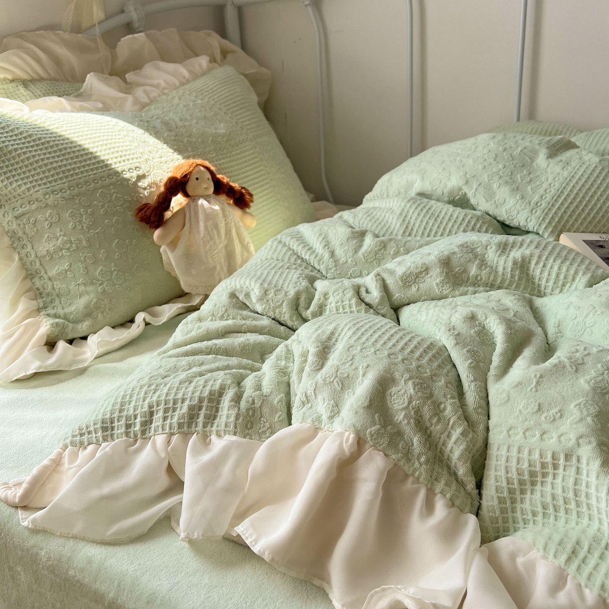 91家纺网 家纺一手货源 找家纺 轻奢坊 2025牛奶绒全消光烂花双层雪纺纱花边四件套-甜糖 甜糖绿