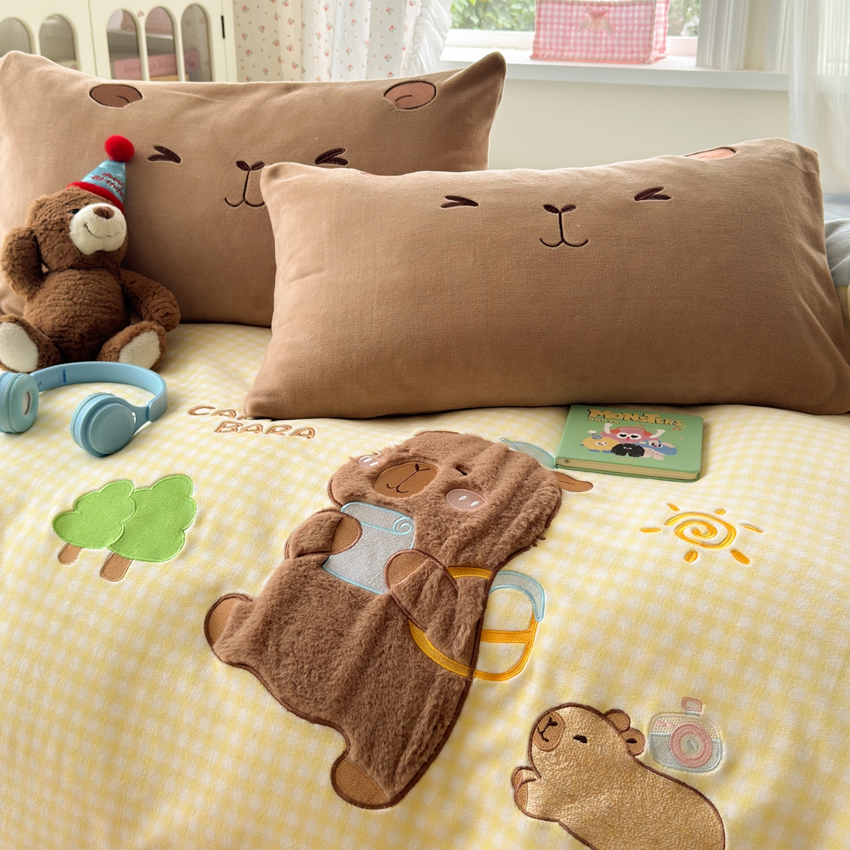 91家纺网 家纺一手货源 找家纺 优彩 2025新款牛奶绒绣花四件套毛巾绣贴布绣牛奶绒四件套 水豚崽崽