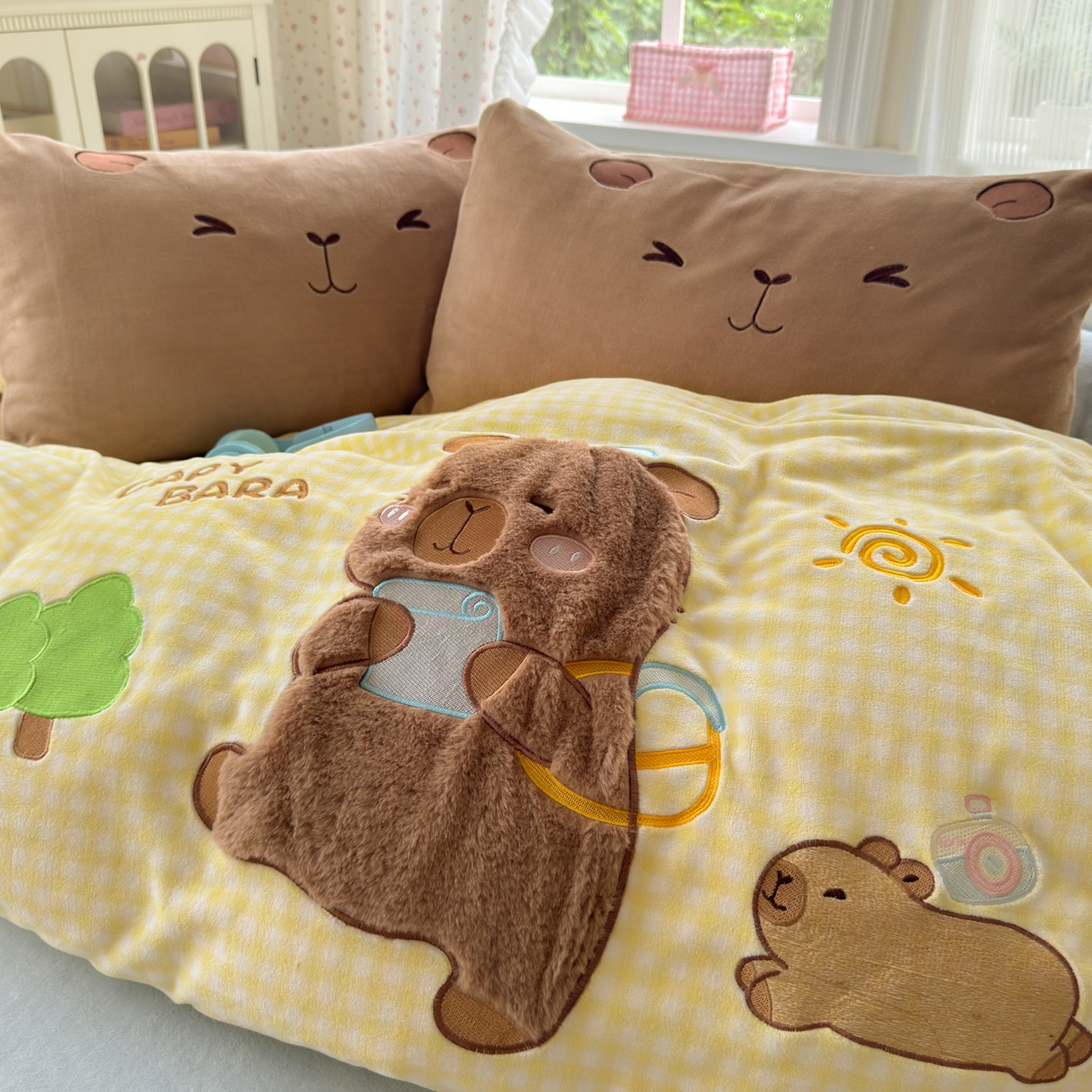 91家纺网 家纺一手货源 找家纺 优彩 2025新款牛奶绒绣花四件套毛巾绣贴布绣牛奶绒四件套 水豚崽崽