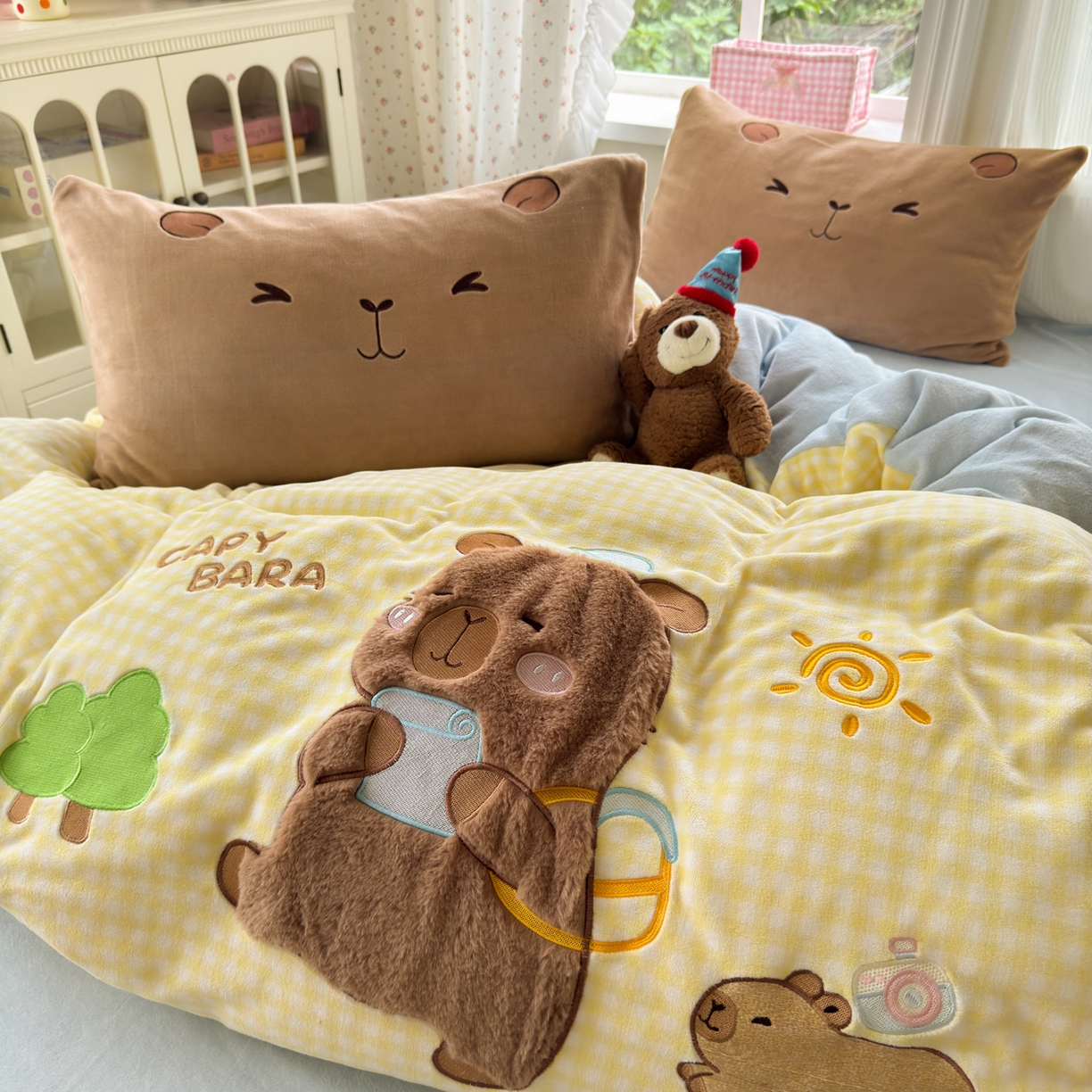 91家纺网 家纺一手货源 找家纺 优彩 2025新款牛奶绒绣花四件套毛巾绣贴布绣牛奶绒四件套 水豚崽崽