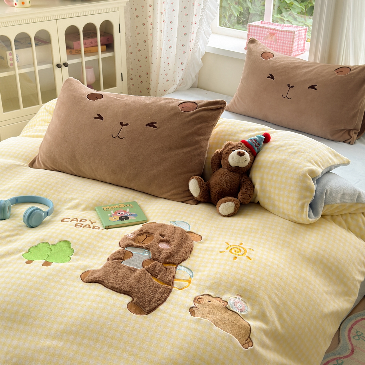 91家纺网 家纺一手货源 找家纺 优彩 2025新款牛奶绒绣花四件套毛巾绣贴布绣牛奶绒四件套 水豚崽崽