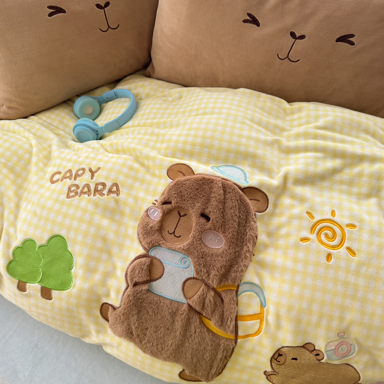 91家纺网 家纺一手货源 找家纺 优彩 2025新款牛奶绒绣花四件套毛巾绣贴布绣牛奶绒四件套 水豚崽崽