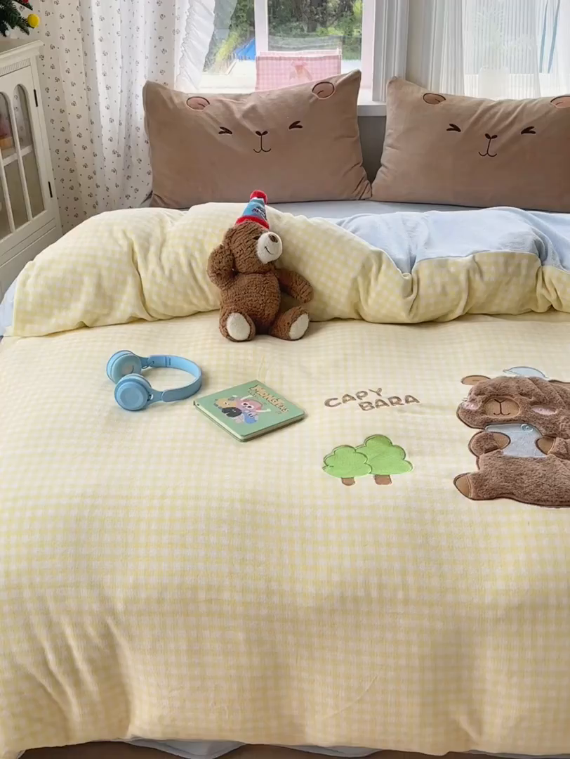 91家纺网 家纺一手货源 找家纺 优彩 2025新款牛奶绒绣花四件套毛巾绣贴布绣牛奶绒四件套 水豚崽崽