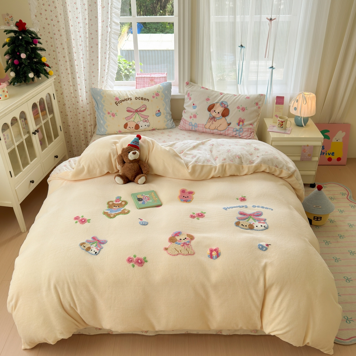 91家纺网 家纺一手货源 找家纺 优彩 2025新款牛奶绒绣花四件套毛巾绣贴布绣牛奶绒四件套 毛绒森林