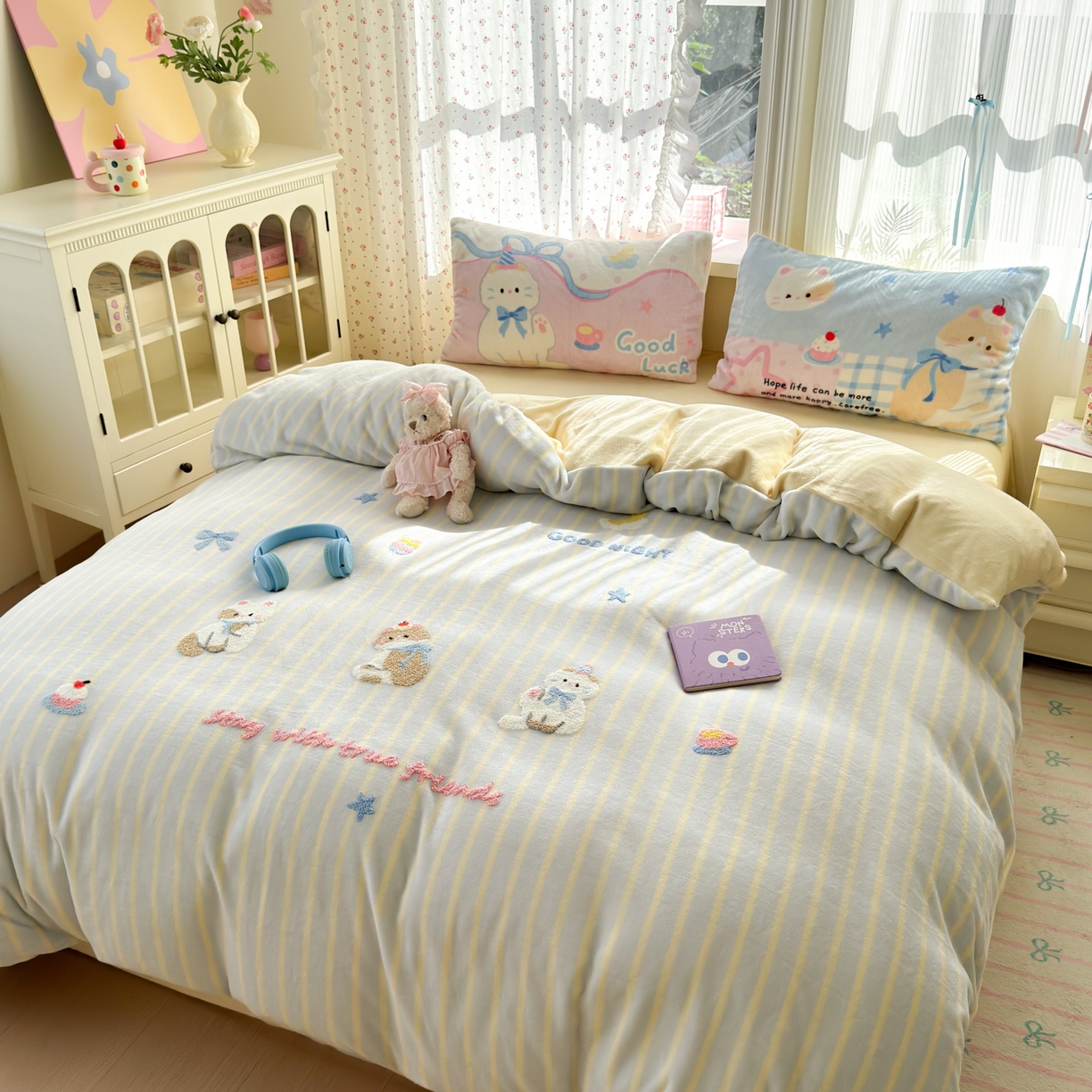 91家纺网 家纺一手货源 找家纺 优彩 2025新款牛奶绒绣花四件套毛巾绣贴布绣牛奶绒四件套 晚安猫