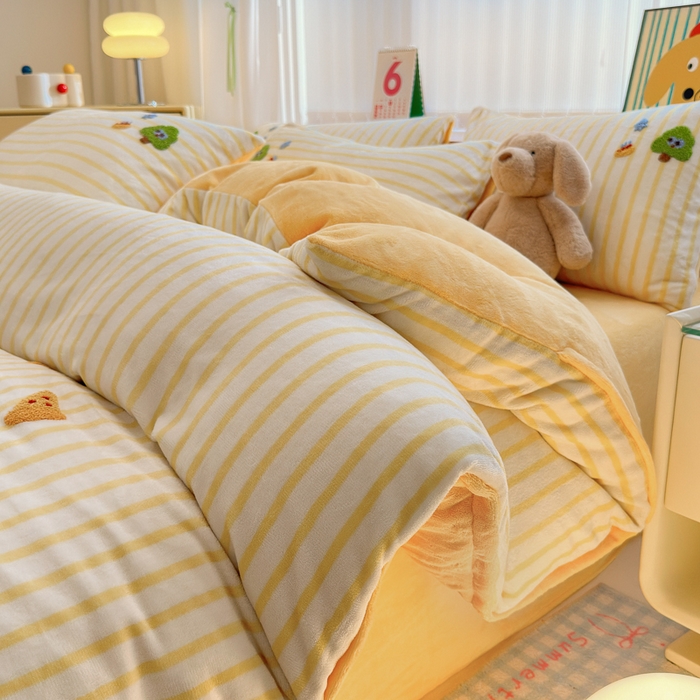 91家纺网 家纺一手货源 找家纺 优彩 2025新款牛奶绒绣花四件套毛巾绣贴布绣牛奶绒四件套 小可乐