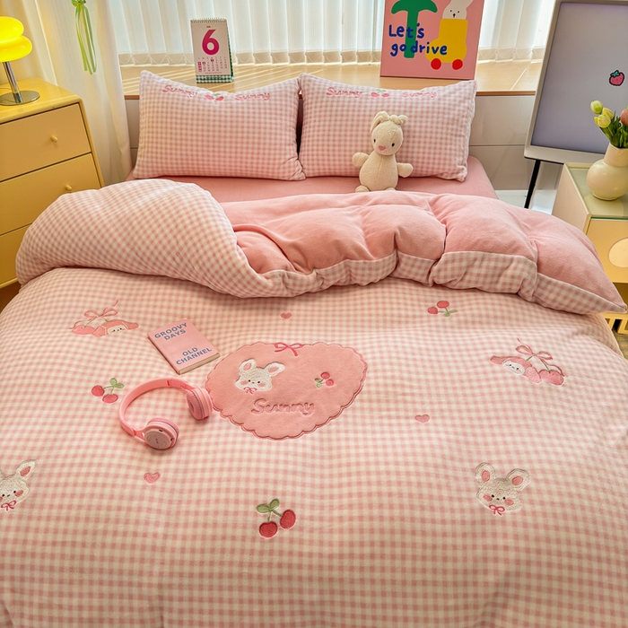 优彩 2025新款牛奶绒绣花四件套毛巾绣贴布绣牛奶绒四件套 桑尼小兔