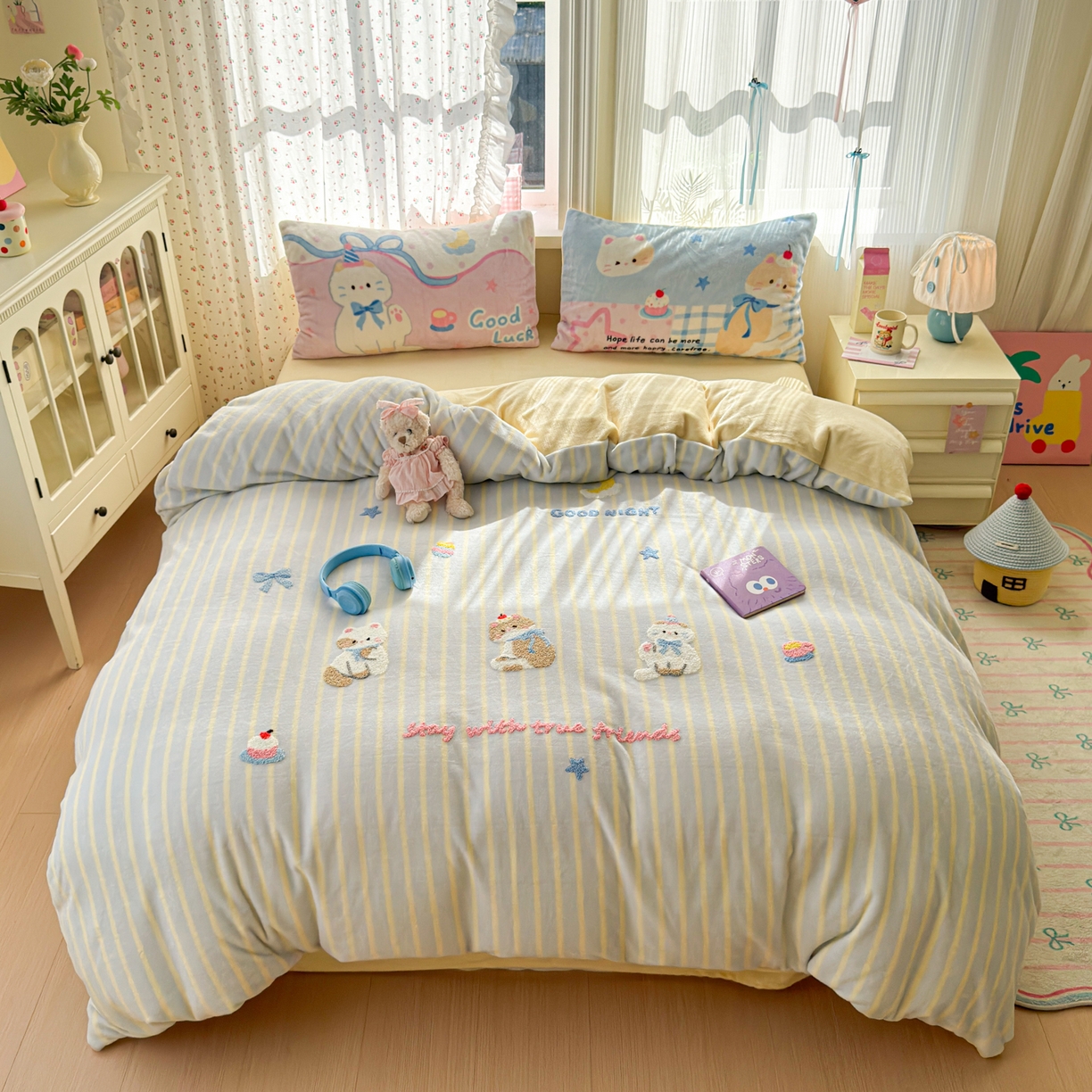 91家纺网 家纺一手货源 找家纺 优彩 2025新款牛奶绒绣花四件套毛巾绣贴布绣牛奶绒四件套 晚安猫