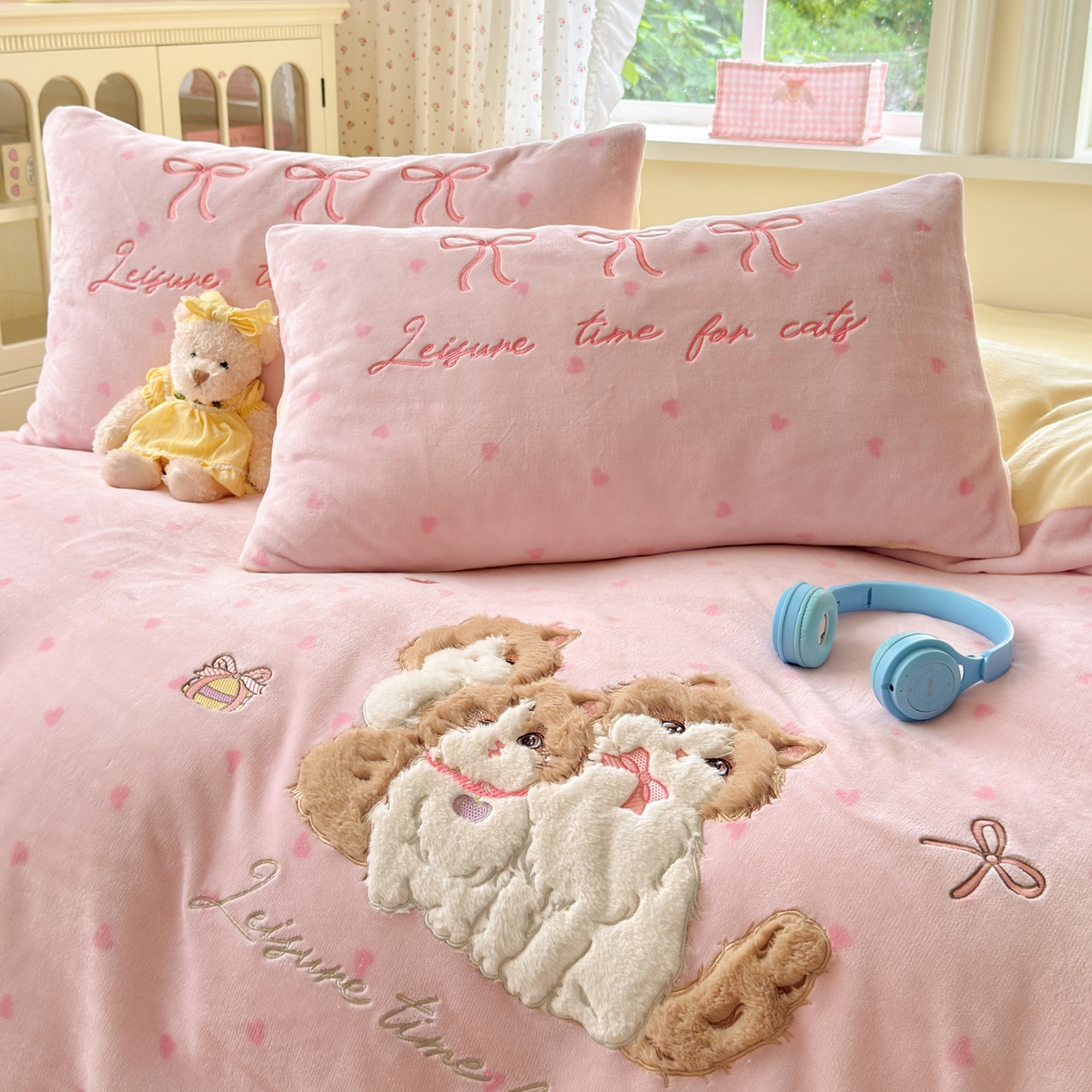 91家纺网 家纺一手货源 找家纺 优彩 2025新款牛奶绒绣花四件套毛巾绣贴布绣牛奶绒四件套 萌萌猫