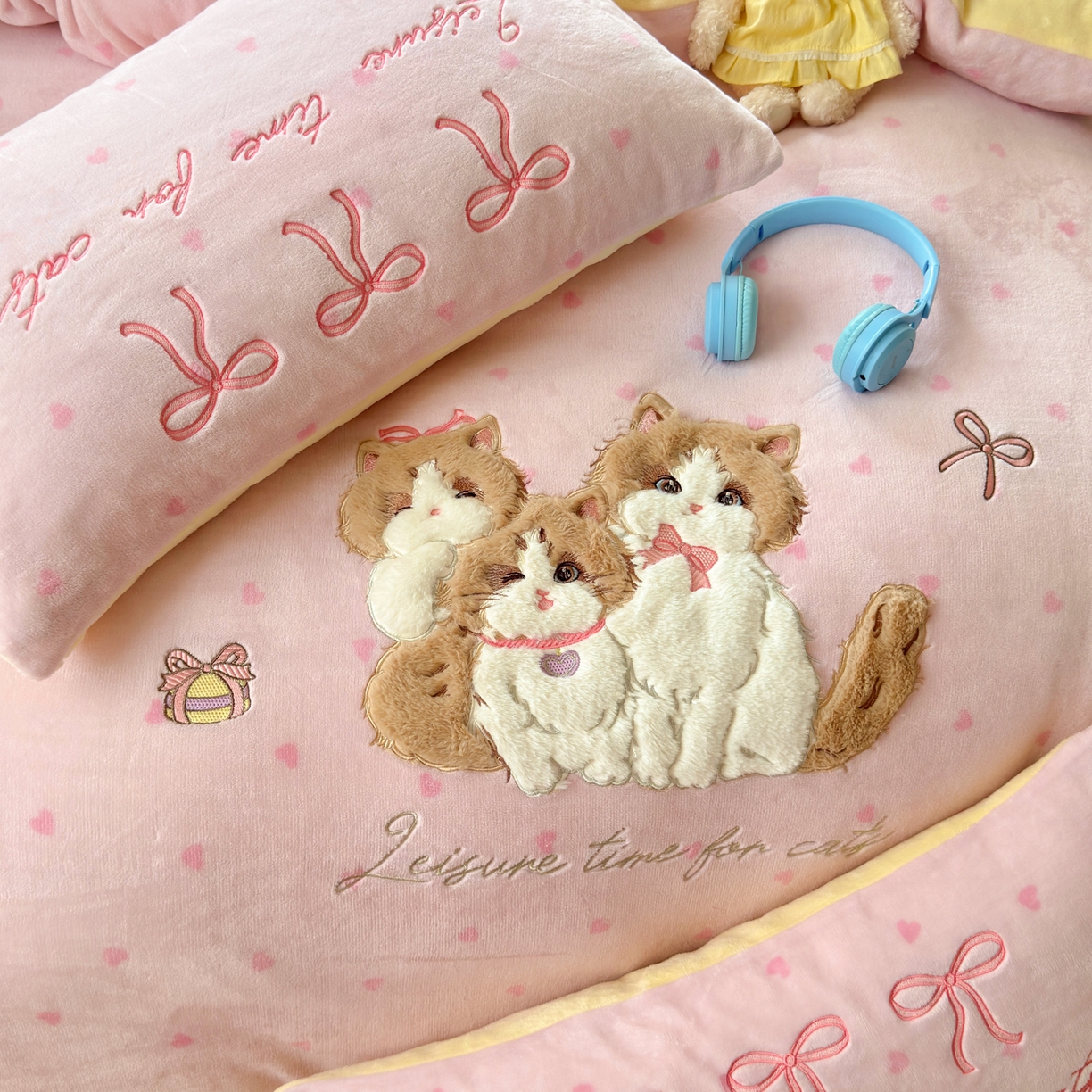 91家纺网 家纺一手货源 找家纺 优彩 2025新款牛奶绒绣花四件套毛巾绣贴布绣牛奶绒四件套 萌萌猫